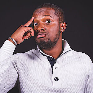 Charles Nguela ist gefeierter Stand-up-Comedian und Produktmanager. Der 28-Jährige lebt in Zürich.